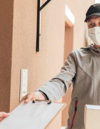 jie-jin-bao-guo-de-song-huo-ren